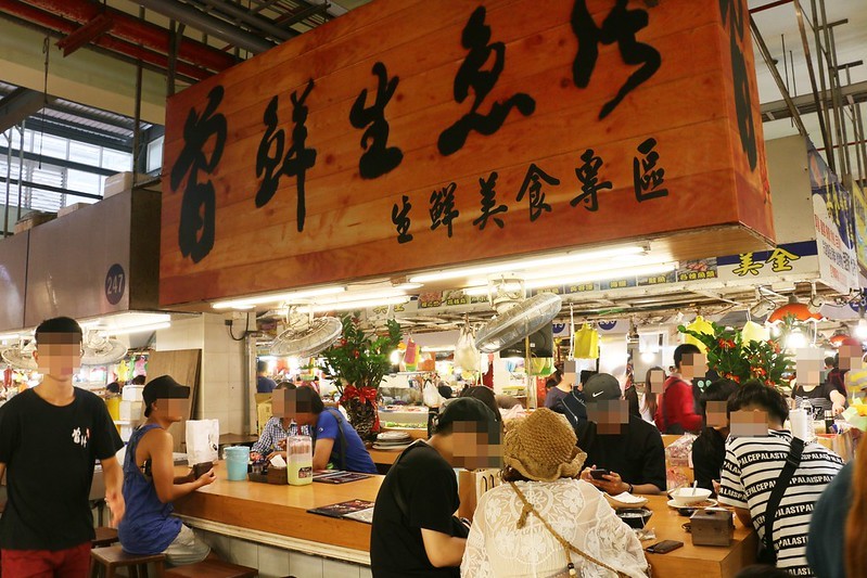 東港美食/華僑市場『東港曾鮮生魚片黑鮪魚專賣店』愛玩客推薦，每日限量，黑鮪魚豪華刺身拼盤(金三角、上腹、中腹、後腹、皮油、赤身)一次滿足！