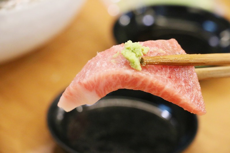 東港美食/華僑市場『東港曾鮮生魚片黑鮪魚專賣店』愛玩客推薦，每日限量，黑鮪魚豪華刺身拼盤(金三角、上腹、中腹、後腹、皮油、赤身)一次滿足！