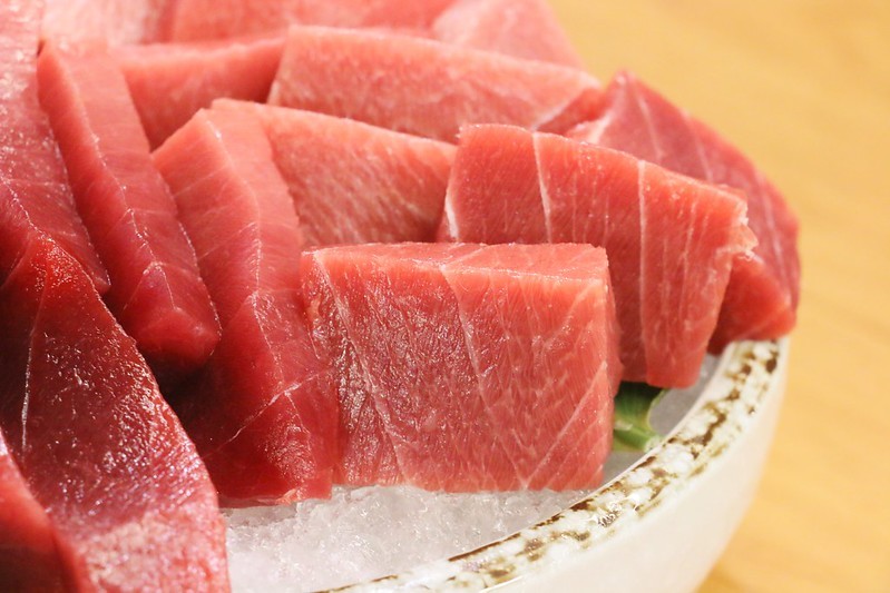 東港美食/華僑市場『東港曾鮮生魚片黑鮪魚專賣店』愛玩客推薦，每日限量，黑鮪魚豪華刺身拼盤(金三角、上腹、中腹、後腹、皮油、赤身)一次滿足！