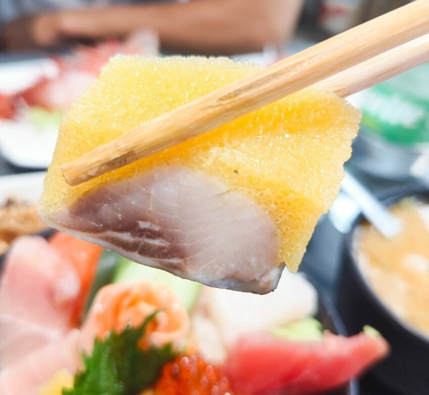 (東港美食)位於華僑市場內-東港曾鮮黑鮪魚專賣店，肥美的甜蝦，入口即化的炙燒比目魚鰭邊肉