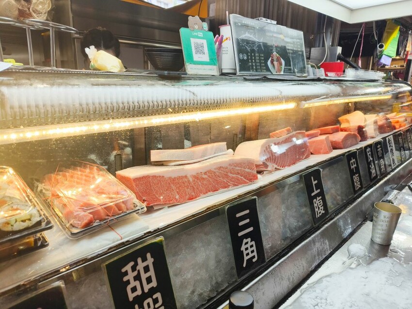 (東港美食)位於華僑市場內-東港曾鮮黑鮪魚專賣店，肥美的甜蝦，入口即化的炙燒比目魚鰭邊肉
