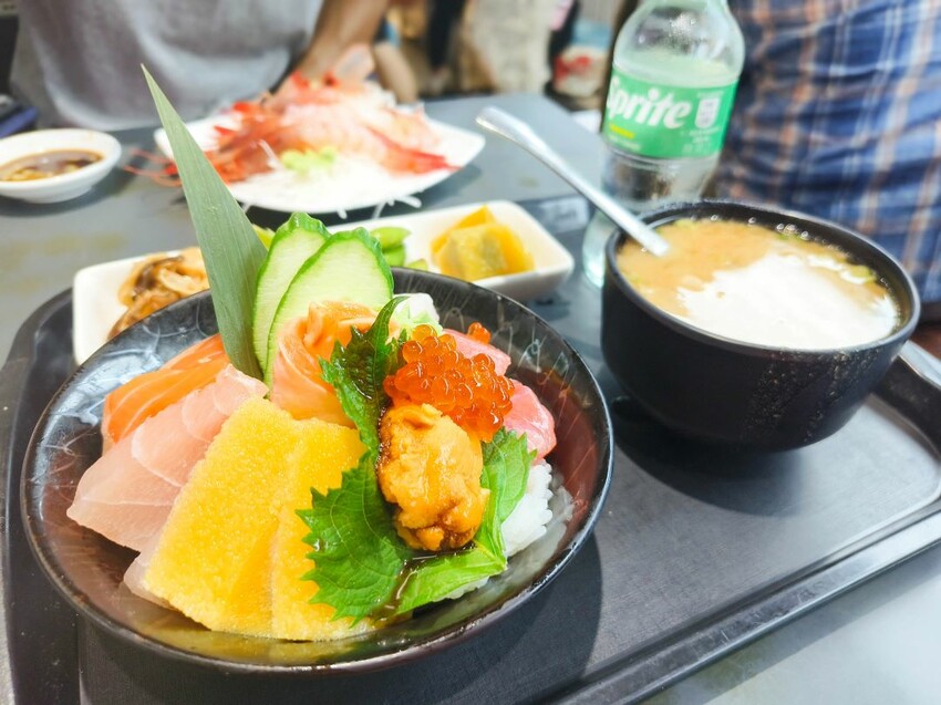 (東港美食)位於華僑市場內-東港曾鮮黑鮪魚專賣店，肥美的甜蝦，入口即化的炙燒比目魚鰭邊肉