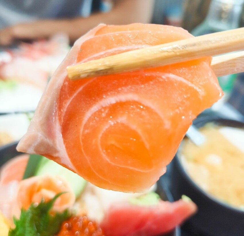 (東港美食)位於華僑市場內-東港曾鮮黑鮪魚專賣店，肥美的甜蝦，入口即化的炙燒比目魚鰭邊肉