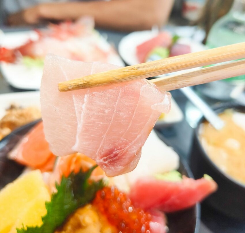 (東港美食)位於華僑市場內-東港曾鮮黑鮪魚專賣店，肥美的甜蝦，入口即化的炙燒比目魚鰭邊肉