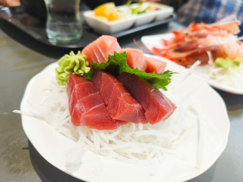 (東港美食)位於華僑市場內-東港曾鮮黑鮪魚專賣店，肥美的甜蝦，入口即化的炙燒比目魚鰭邊肉