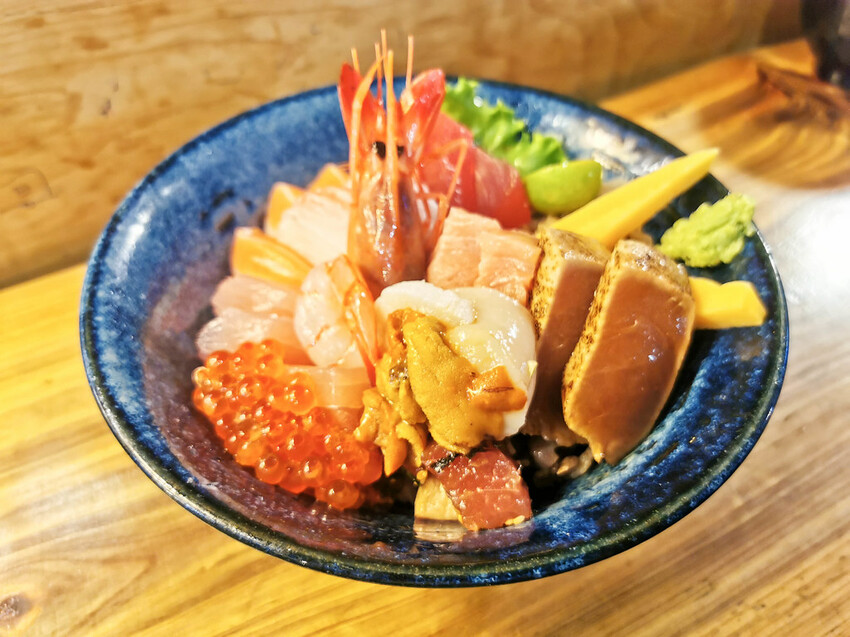 (東港美食)位於華僑市場內-東港曾鮮黑鮪魚專賣店，肥美的甜蝦，入口即化的炙燒比目魚鰭邊肉