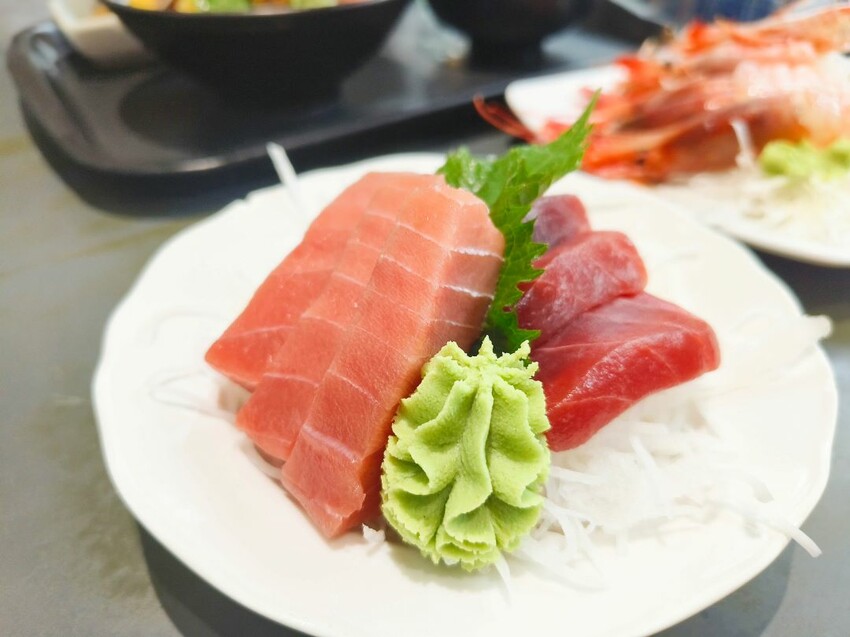 (東港美食)位於華僑市場內-東港曾鮮黑鮪魚專賣店，肥美的甜蝦，入口即化的炙燒比目魚鰭邊肉