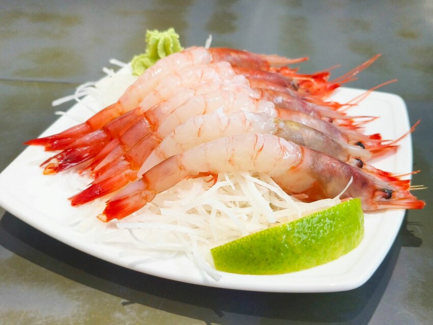 (東港美食)位於華僑市場內-東港曾鮮黑鮪魚專賣店，肥美的甜蝦，入口即化的炙燒比目魚鰭邊肉