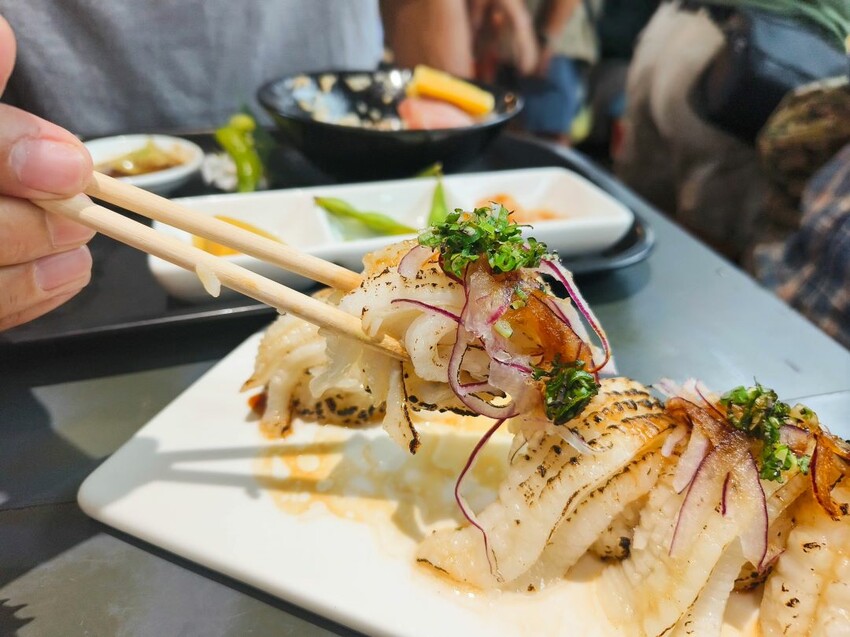 (東港美食)位於華僑市場內-東港曾鮮黑鮪魚專賣店，肥美的甜蝦，入口即化的炙燒比目魚鰭邊肉