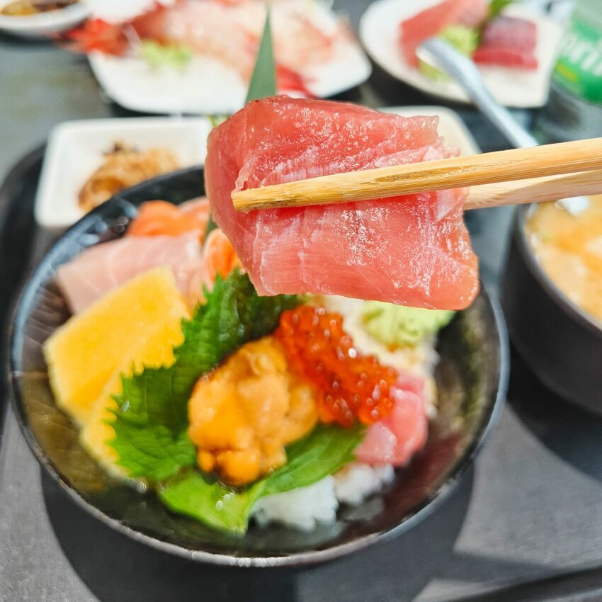 (東港美食)位於華僑市場內-東港曾鮮黑鮪魚專賣店，肥美的甜蝦，入口即化的炙燒比目魚鰭邊肉