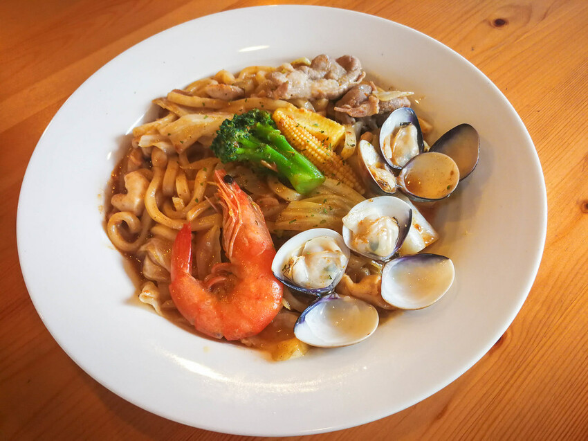 (東港美食)位於華僑市場內-東港曾鮮黑鮪魚專賣店，肥美的甜蝦，入口即化的炙燒比目魚鰭邊肉