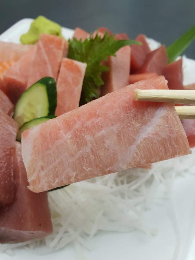 240755.jpg - 【屏東.東港】華僑市場美食推薦。曾鮮生魚片超棒黑鮪魚最推金三角部位入口即化