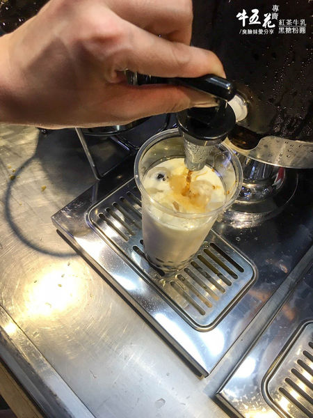 桃園美食│牛五花 紅茶鮮乳小牧場。自助式紅茶無限喝及加珍珠不加價