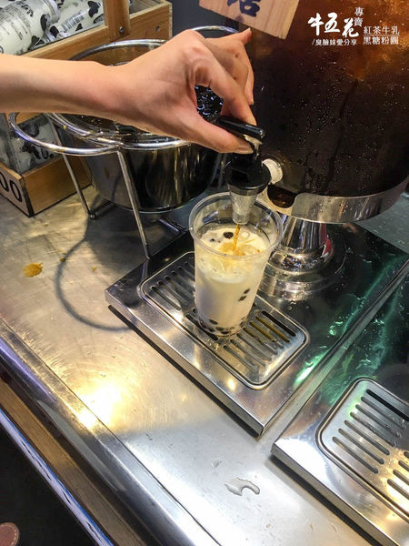 桃園美食│牛五花 紅茶鮮乳小牧場。自助式紅茶無限喝及加珍珠不加價