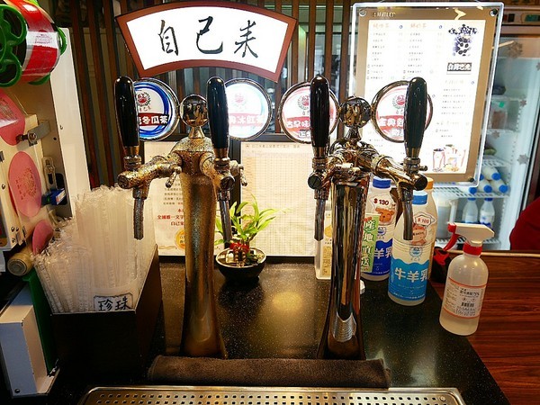 自己來紅茶鮮乳(逢甲店)：自己來紅茶鮮乳 逢甲店-台中逢甲飲品  自己動手裝飲料  不只可以混搭迸出新滋味  也能調到自己最喜歡的溫度