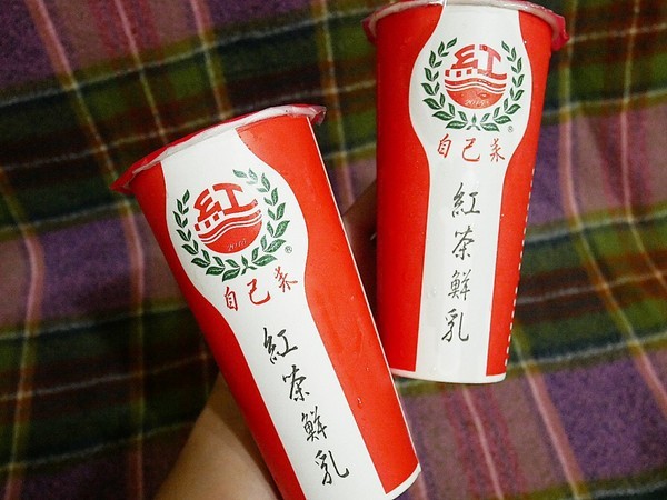自己來紅茶鮮乳(逢甲店)：自己來紅茶鮮乳 逢甲店-台中逢甲飲品  自己動手裝飲料  不只可以混搭迸出新滋味  也能調到自己最喜歡的溫度