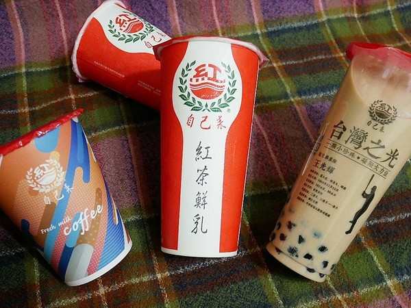 自己來紅茶鮮乳(逢甲店)：自己來紅茶鮮乳 逢甲店-台中逢甲飲品  自己動手裝飲料  不只可以混搭迸出新滋味  也能調到自己最喜歡的溫度