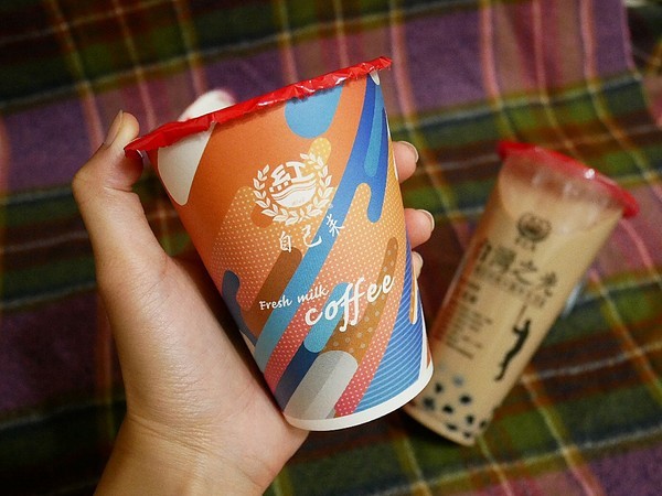 自己來紅茶鮮乳(逢甲店)：自己來紅茶鮮乳 逢甲店-台中逢甲飲品  自己動手裝飲料  不只可以混搭迸出新滋味  也能調到自己最喜歡的溫度