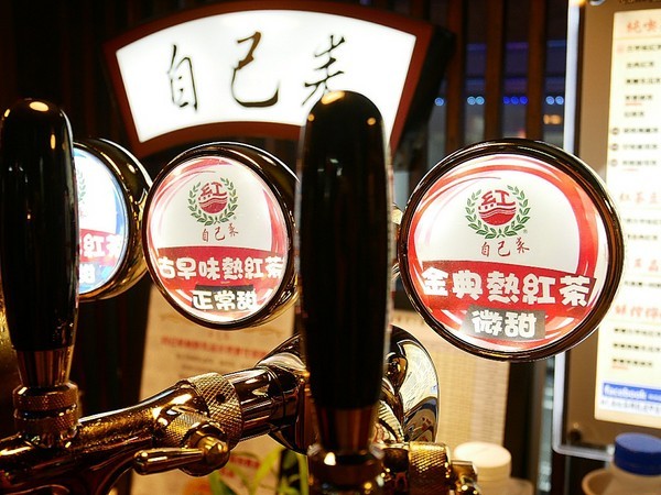 自己來紅茶鮮乳(逢甲店)：自己來紅茶鮮乳 逢甲店-台中逢甲飲品  自己動手裝飲料  不只可以混搭迸出新滋味  也能調到自己最喜歡的溫度