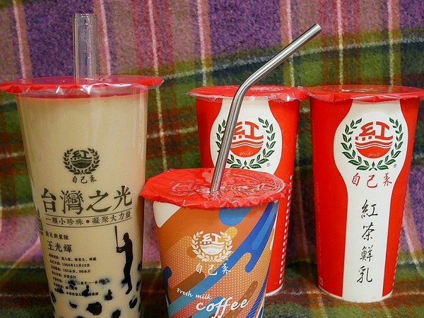 自己來紅茶鮮乳(逢甲店)：自己來紅茶鮮乳 逢甲店-台中逢甲飲品  自己動手裝飲料  不只可以混搭迸出新滋味  也能調到自己最喜歡的溫度