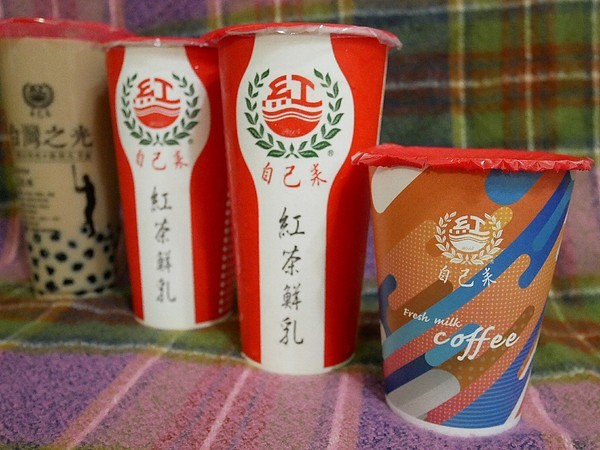 自己來紅茶鮮乳(逢甲店)：自己來紅茶鮮乳 逢甲店-台中逢甲飲品  自己動手裝飲料  不只可以混搭迸出新滋味  也能調到自己最喜歡的溫度