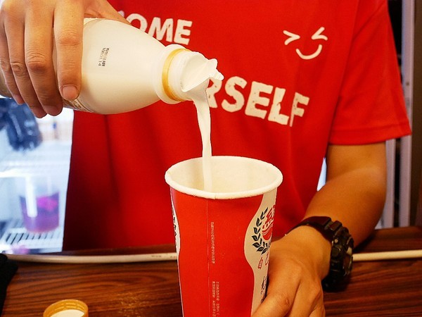 自己來紅茶鮮乳(逢甲店)：自己來紅茶鮮乳 逢甲店-台中逢甲飲品  自己動手裝飲料  不只可以混搭迸出新滋味  也能調到自己最喜歡的溫度