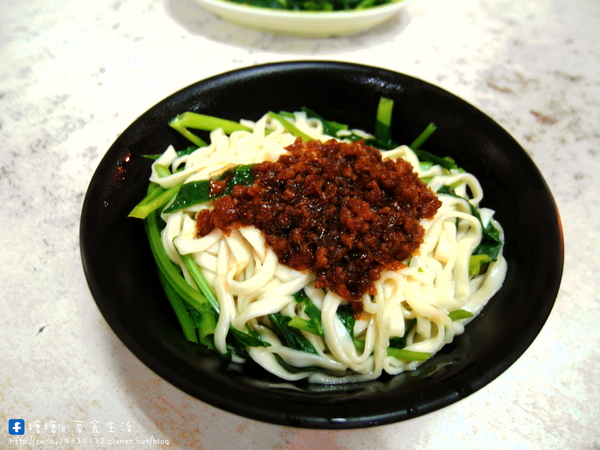 竹仔腳陽春麵:〖台中│美食〗竹仔腳陽春麵 ❤ 台中南屯老街必吃美食!!從早到晚人潮都爆滿~不只麵好吃,連滷味都很讚!!