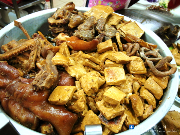 竹仔腳陽春麵:〖台中│美食〗竹仔腳陽春麵 ❤ 台中南屯老街必吃美食!!從早到晚人潮都爆滿~不只麵好吃,連滷味都很讚!!