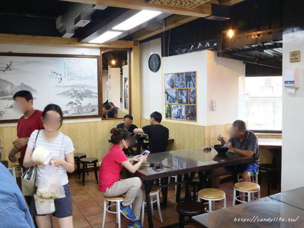竹仔腳陽春麵:台中美食│竹仔腳陽春麵〃南屯超人氣小吃重新裝潢,變得好文青,人潮依舊多到爆!