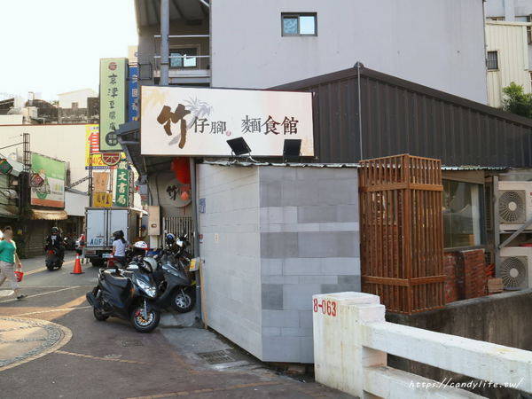 竹仔腳陽春麵:台中美食│竹仔腳陽春麵〃南屯超人氣小吃重新裝潢,變得好文青,人潮依舊多到爆!
