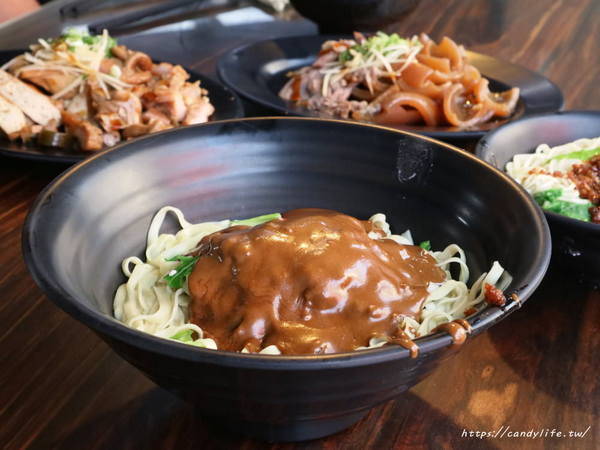 竹仔腳陽春麵:台中美食│竹仔腳陽春麵〃南屯超人氣小吃重新裝潢,變得好文青,人潮依舊多到爆!