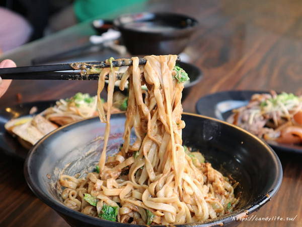 竹仔腳陽春麵:台中美食│竹仔腳陽春麵〃南屯超人氣小吃重新裝潢,變得好文青,人潮依舊多到爆!