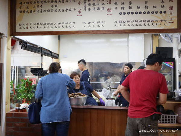竹仔腳陽春麵:台中美食│竹仔腳陽春麵〃南屯超人氣小吃重新裝潢,變得好文青,人潮依舊多到爆!