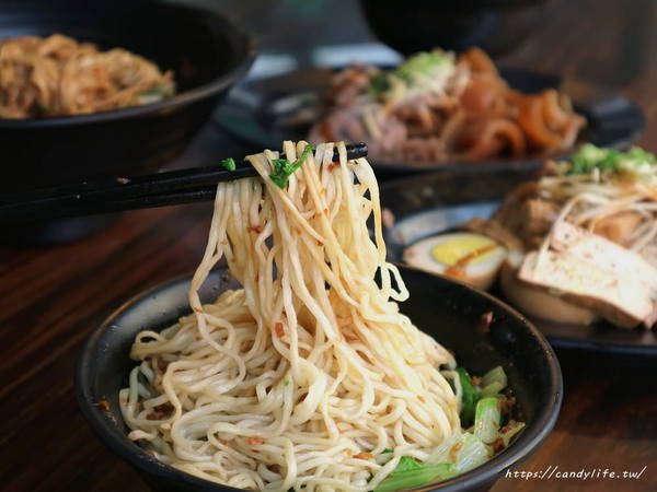竹仔腳陽春麵:台中美食│竹仔腳陽春麵〃南屯超人氣小吃重新裝潢,變得好文青,人潮依舊多到爆!