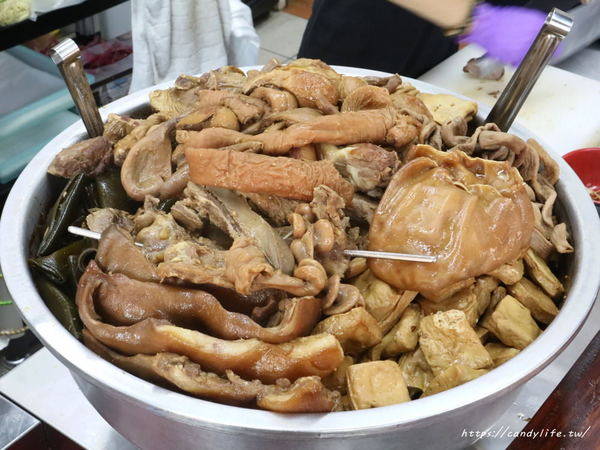 竹仔腳陽春麵:台中美食│竹仔腳陽春麵〃南屯超人氣小吃重新裝潢,變得好文青,人潮依舊多到爆!