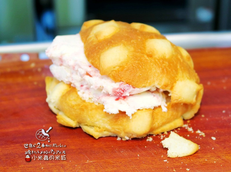 【捷運忠孝敦化站】世界第二好吃的現烤冰淇淋菠蘿麵包~忠孝店限定「草莓起司」口味♥