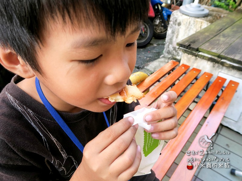 【捷運忠孝敦化站】世界第二好吃的現烤冰淇淋菠蘿麵包~忠孝店限定「草莓起司」口味♥