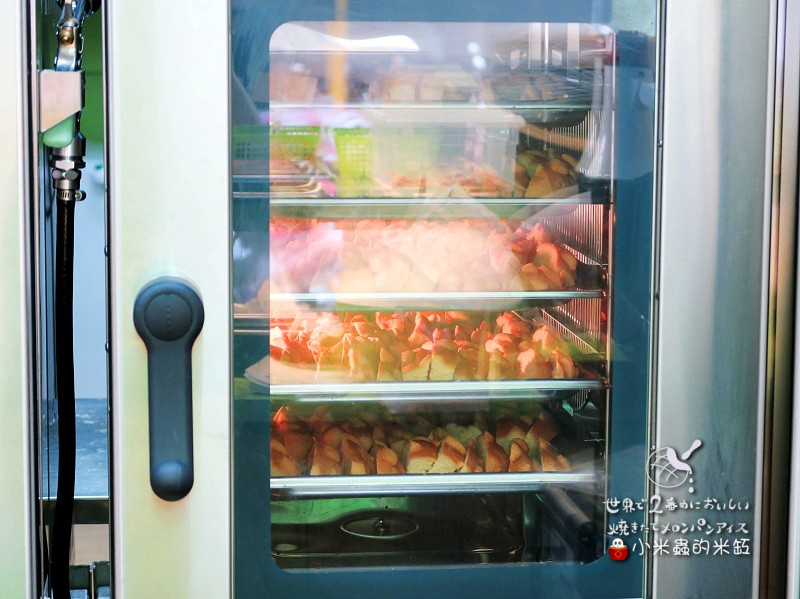 【捷運忠孝敦化站】世界第二好吃的現烤冰淇淋菠蘿麵包~忠孝店限定「草莓起司」口味♥