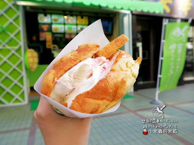【捷運忠孝敦化站】世界第二好吃的現烤冰淇淋菠蘿麵包~忠孝店限定「草莓起司」口味♥