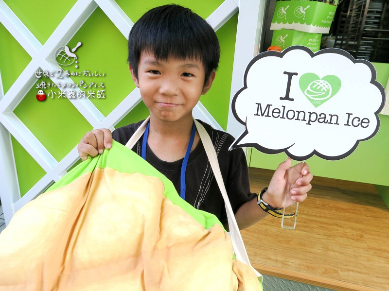 【捷運忠孝敦化站】世界第二好吃的現烤冰淇淋菠蘿麵包~忠孝店限定「草莓起司」口味♥