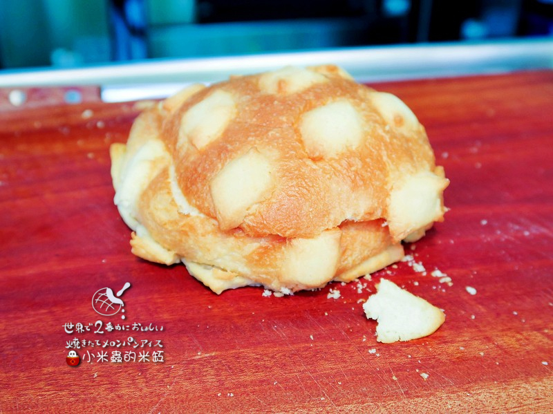 【捷運忠孝敦化站】世界第二好吃的現烤冰淇淋菠蘿麵包~忠孝店限定「草莓起司」口味♥