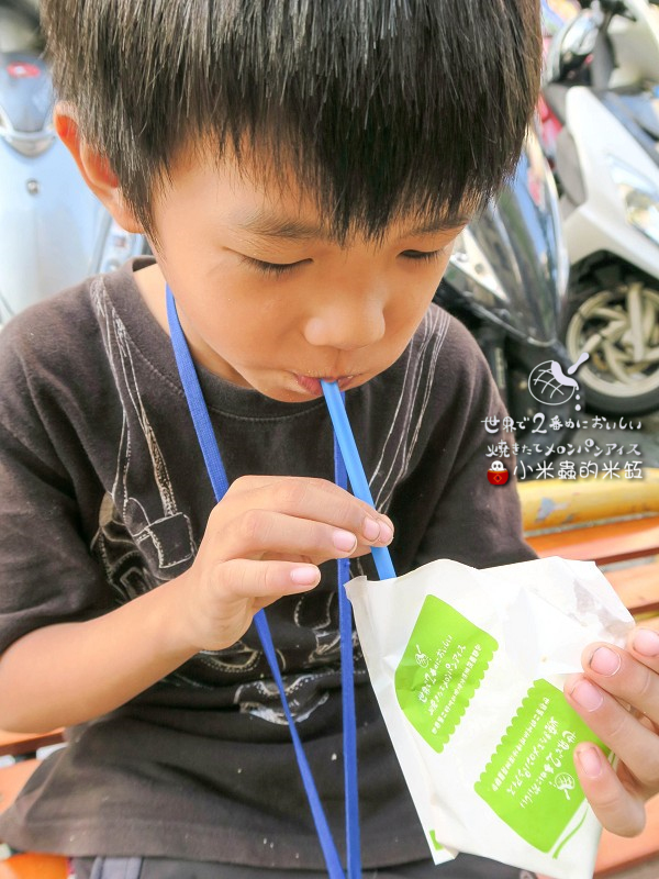 【捷運忠孝敦化站】世界第二好吃的現烤冰淇淋菠蘿麵包~忠孝店限定「草莓起司」口味♥