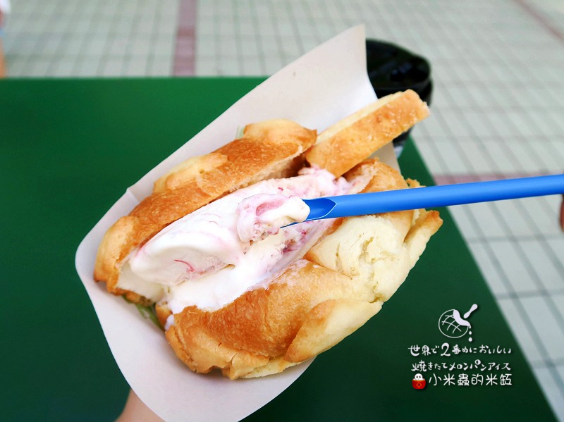 【捷運忠孝敦化站】世界第二好吃的現烤冰淇淋菠蘿麵包~忠孝店限定「草莓起司」口味♥
