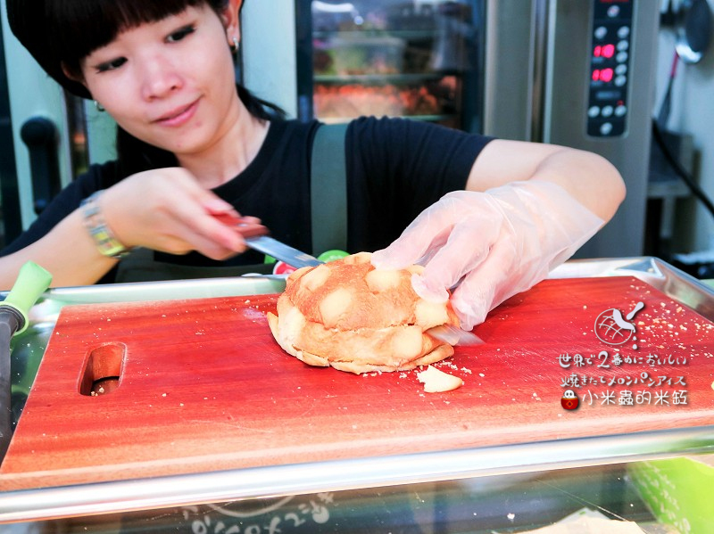 【捷運忠孝敦化站】世界第二好吃的現烤冰淇淋菠蘿麵包~忠孝店限定「草莓起司」口味♥