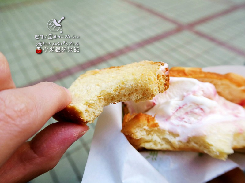 【捷運忠孝敦化站】世界第二好吃的現烤冰淇淋菠蘿麵包~忠孝店限定「草莓起司」口味♥