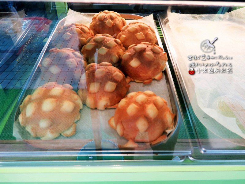 【捷運忠孝敦化站】世界第二好吃的現烤冰淇淋菠蘿麵包~忠孝店限定「草莓起司」口味♥