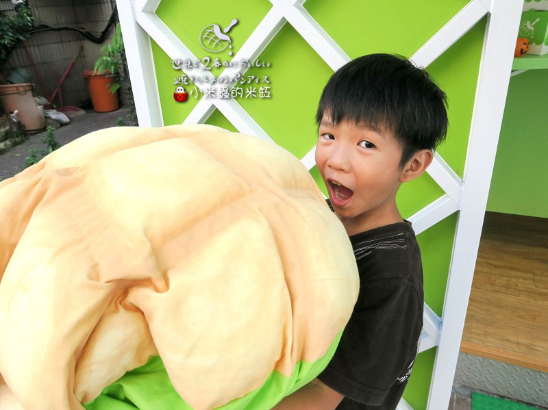 【捷運忠孝敦化站】世界第二好吃的現烤冰淇淋菠蘿麵包~忠孝店限定「草莓起司」口味♥