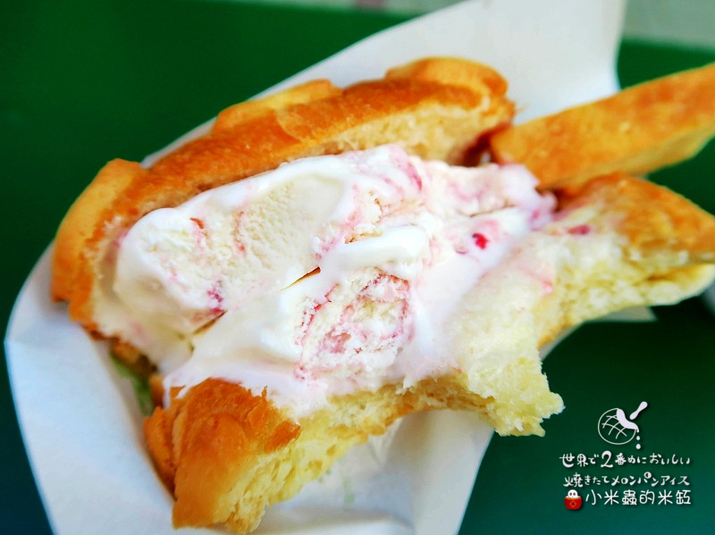 【捷運忠孝敦化站】世界第二好吃的現烤冰淇淋菠蘿麵包~忠孝店限定「草莓起司」口味♥
