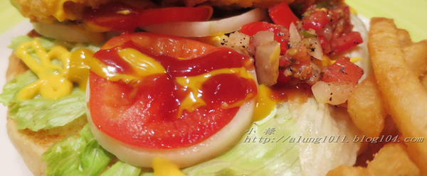 Wow.F 沃夫餐廚(遠百店)： WOW !!!  名不虛傳的巨無霸大漢堡)))))        ..Wow.F  沃夫餐廚 (遠百店)