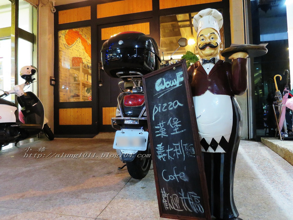 Wow.F 沃夫餐廚(遠百店)： WOW !!!  名不虛傳的巨無霸大漢堡)))))        ..Wow.F  沃夫餐廚 (遠百店)